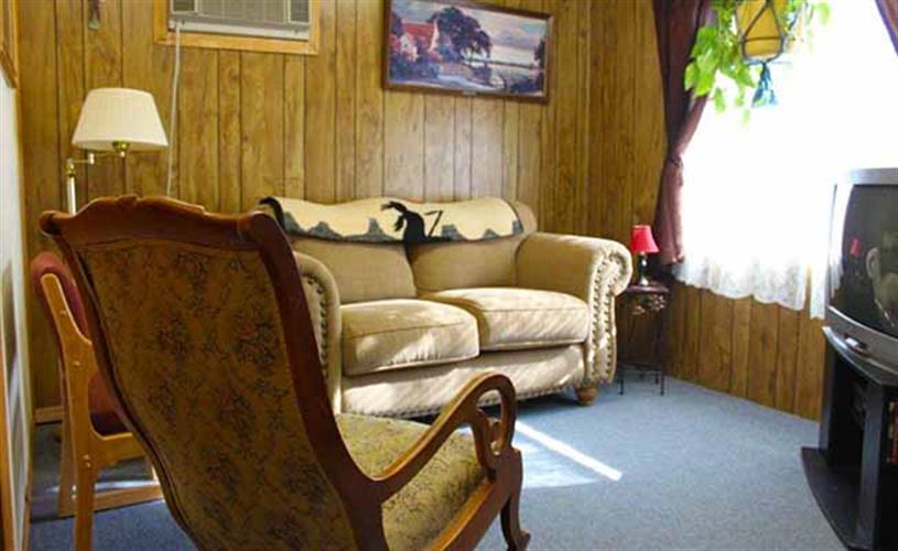 Rusty's B&B: living room