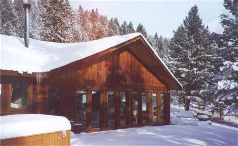 Montana Sunrise Lodge: Winter exterior
