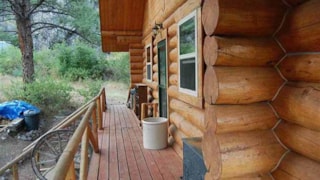 Two Feathers Lodge: porch