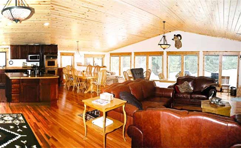 Montana Sunrise Lodge: great room