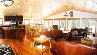Montana Sunrise Lodge: great room